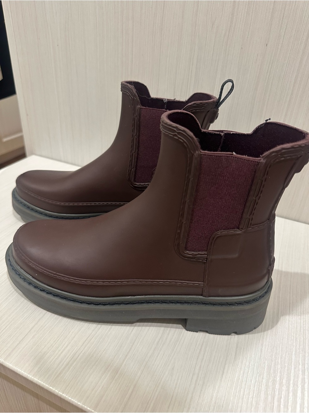 HUNTER- burgundy Chelsea Boots with Elastic Side Panels - Picture 2 of 5